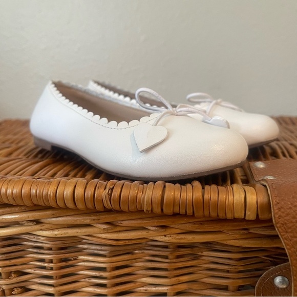 Elephantito Ballet Flats Toddler Girl Sz 10 White Leather Scalloped Ballerina - Picture 2 of 8